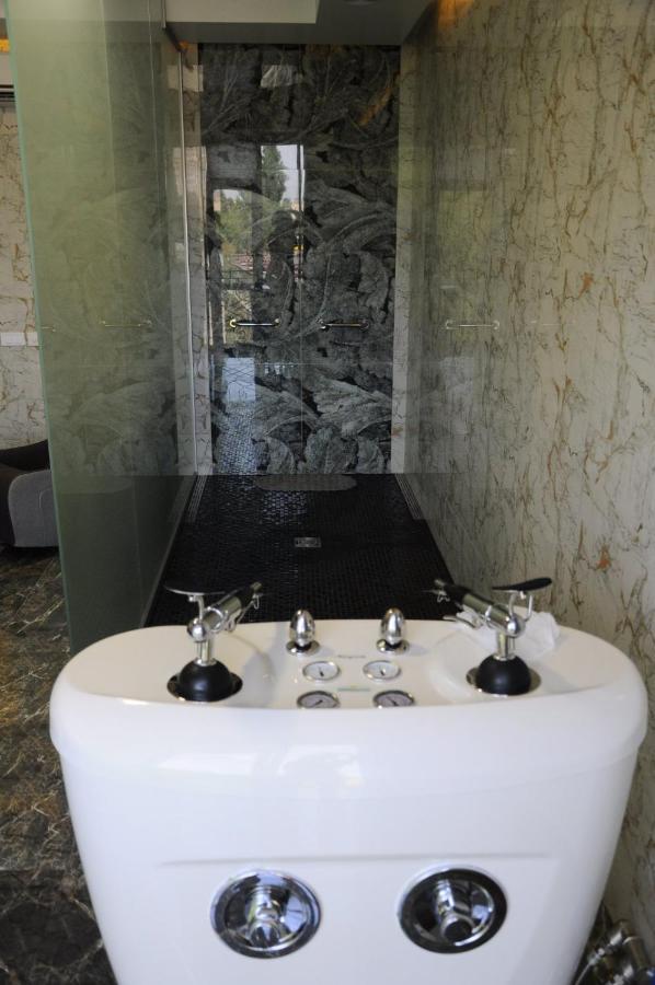 Alice Place Hotel Odessa Buitenkant foto